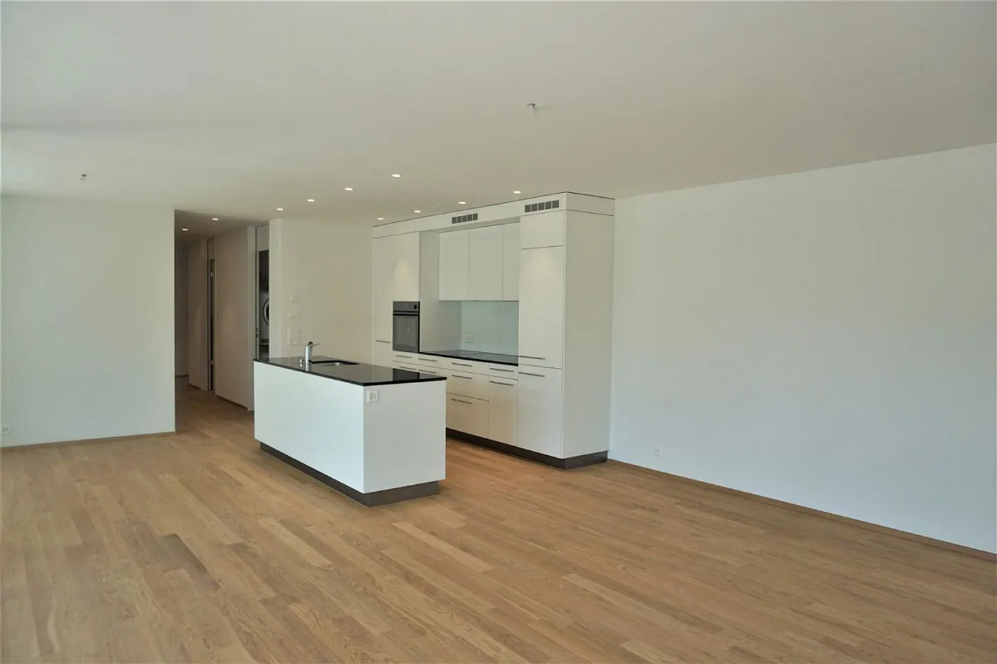 Soleggiato e molto moderno con un grande balcone e una cucina esclusiva! - Foto 5 di 13