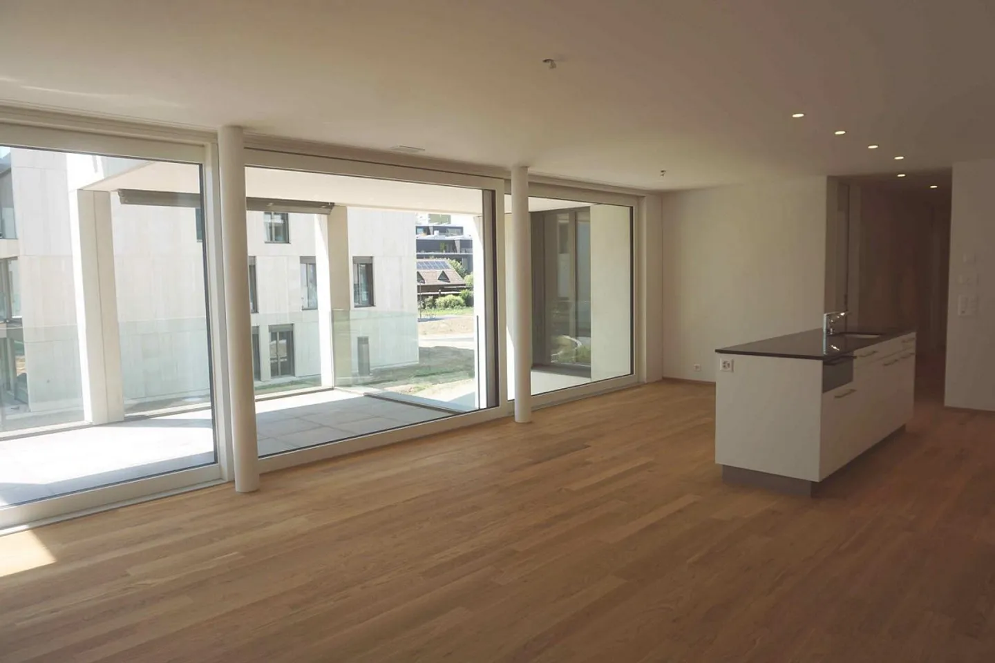 Soleggiato e molto moderno con un grande balcone e una cucina esclusiva! - Foto 4 di 13