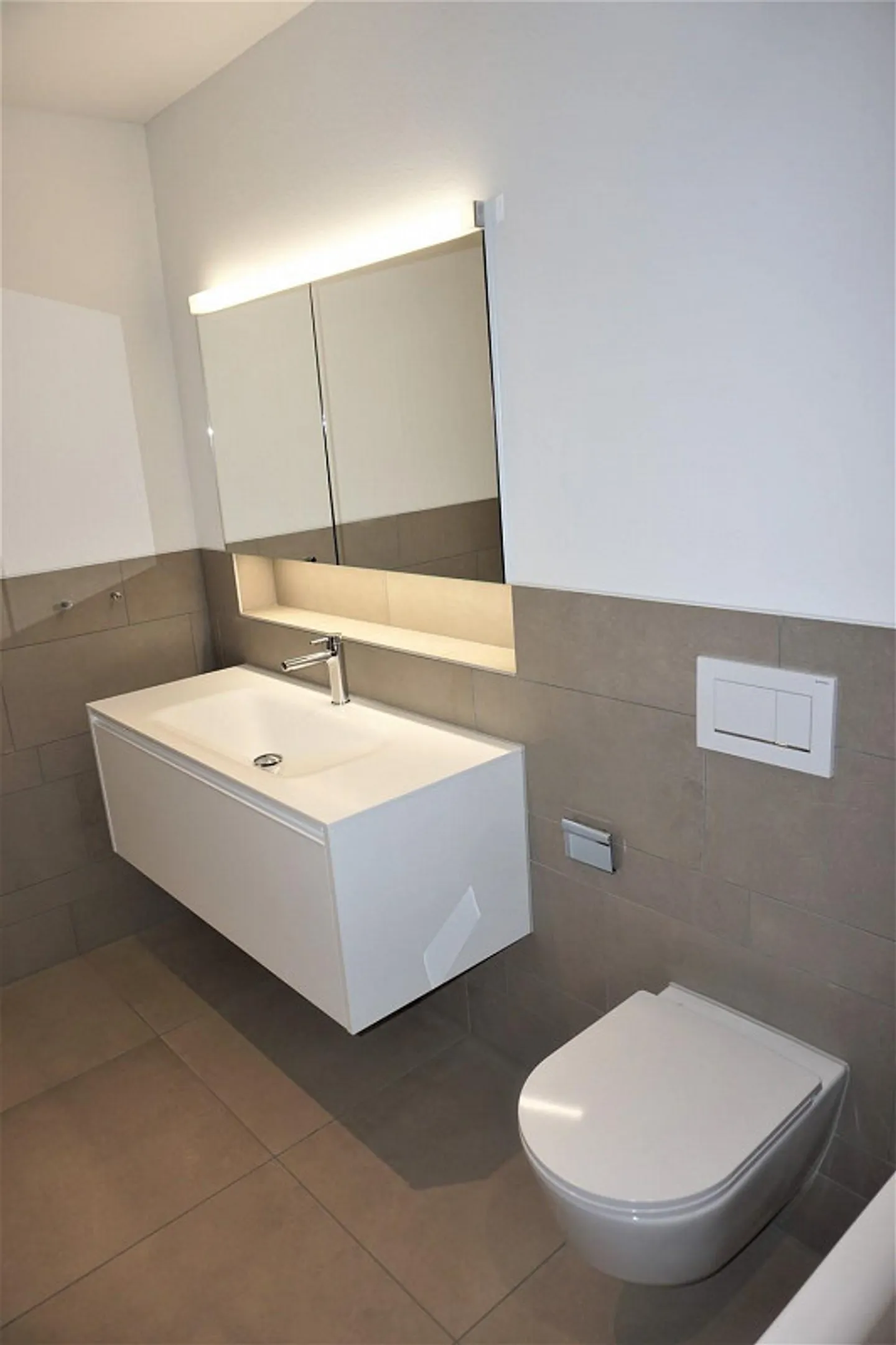 Soleggiato e molto moderno con un grande balcone e una cucina esclusiva! - Foto 7 di 13