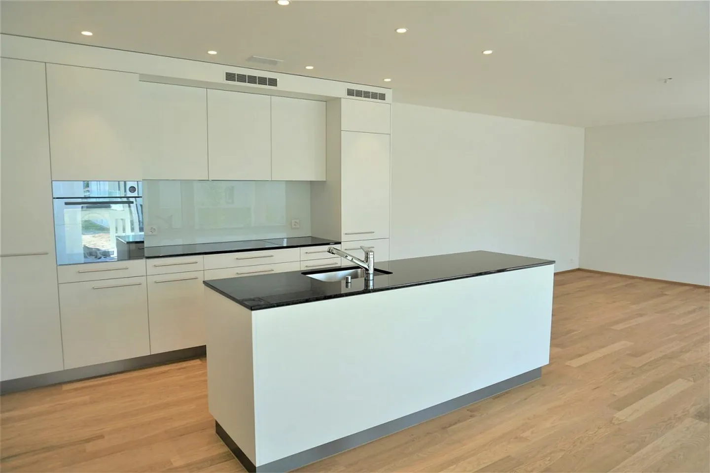 Soleggiato e molto moderno con un grande balcone e una cucina esclusiva! - Foto 6 di 13