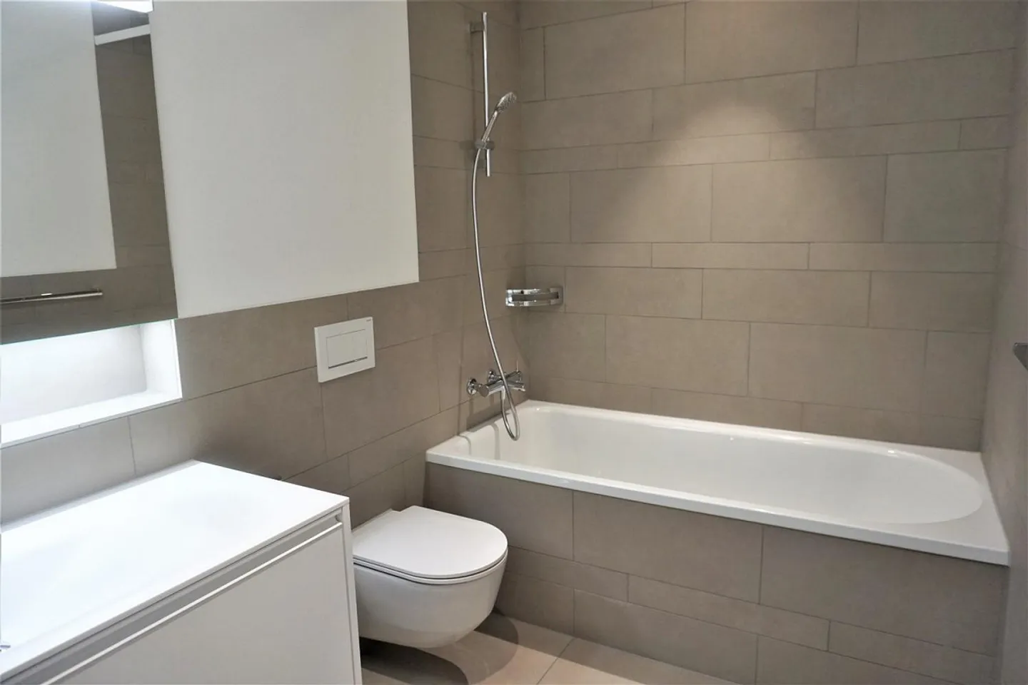 Soleggiato e molto moderno con un grande balcone e una cucina esclusiva! - Foto 8 di 13