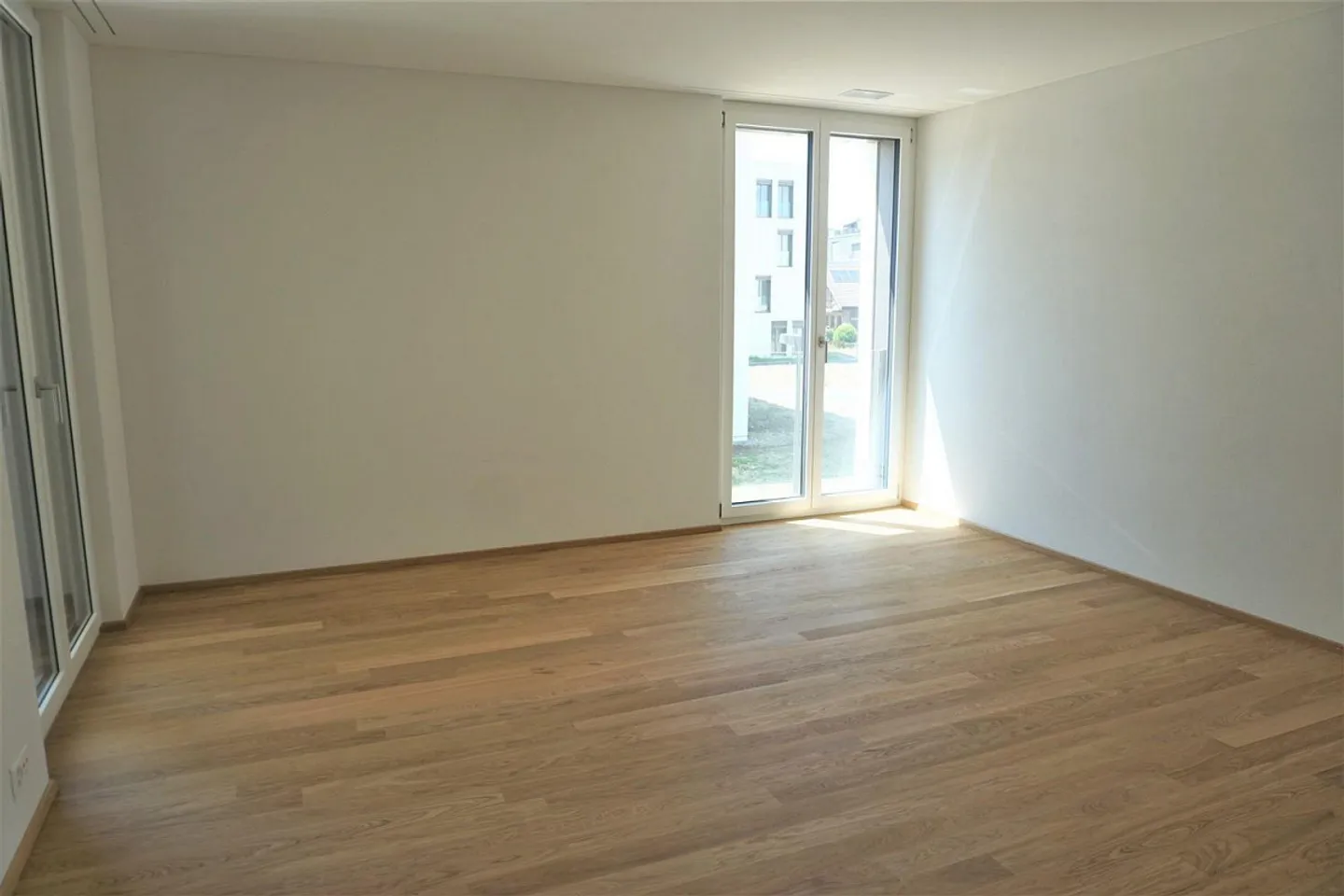 Soleggiato e molto moderno con un grande balcone e una cucina esclusiva! - Foto 10 di 13