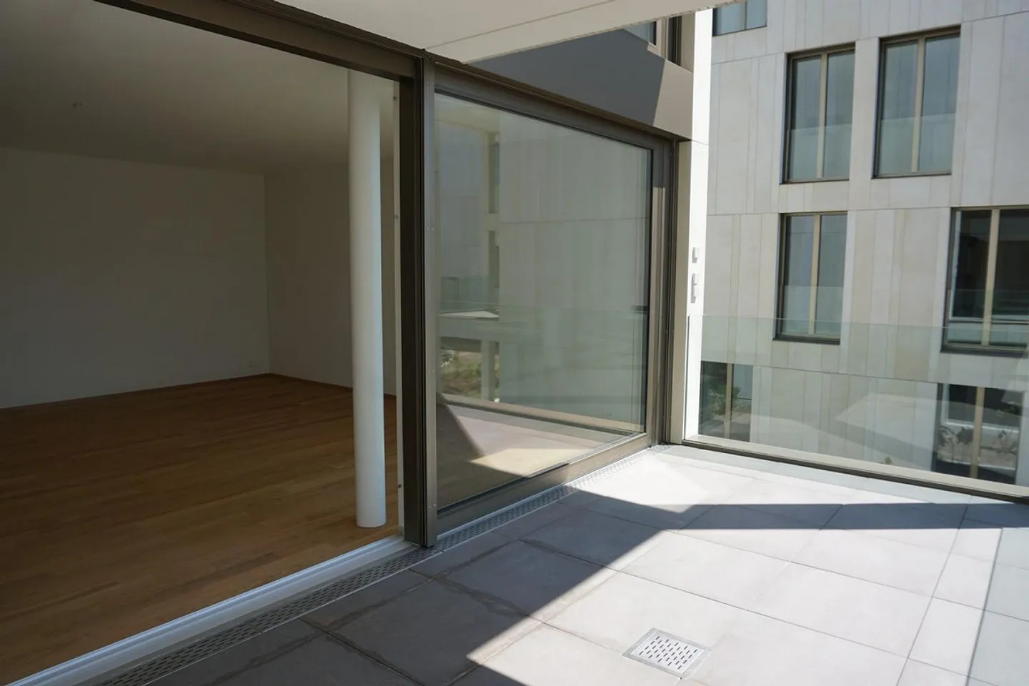 Soleggiato e molto moderno con un grande balcone e una cucina esclusiva! - Foto 11 di 13