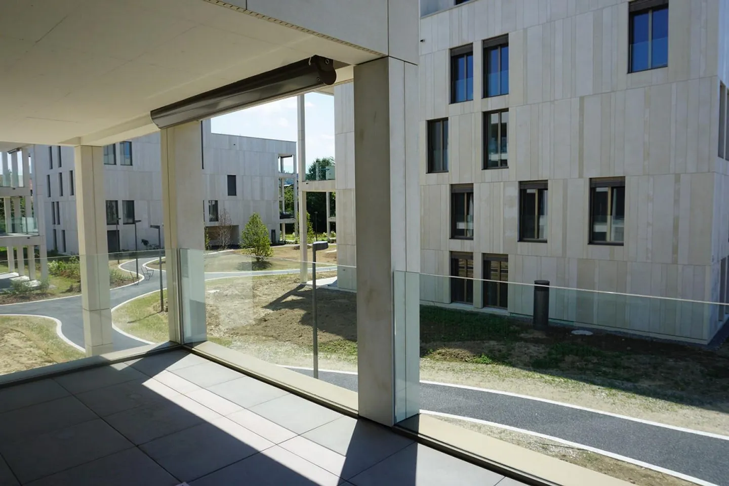 Soleggiato e molto moderno con un grande balcone e una cucina esclusiva! - Foto 12 di 13