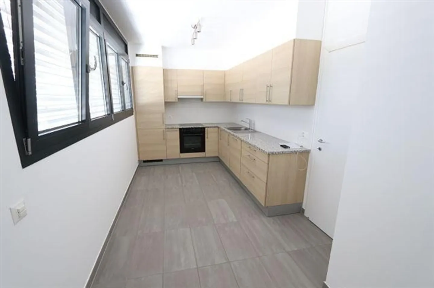 Appartement de 4 1/2 pièces au 4ème étage dans un emplacement calme et ensoleillé avec belle vue - Photo 5 sur 20