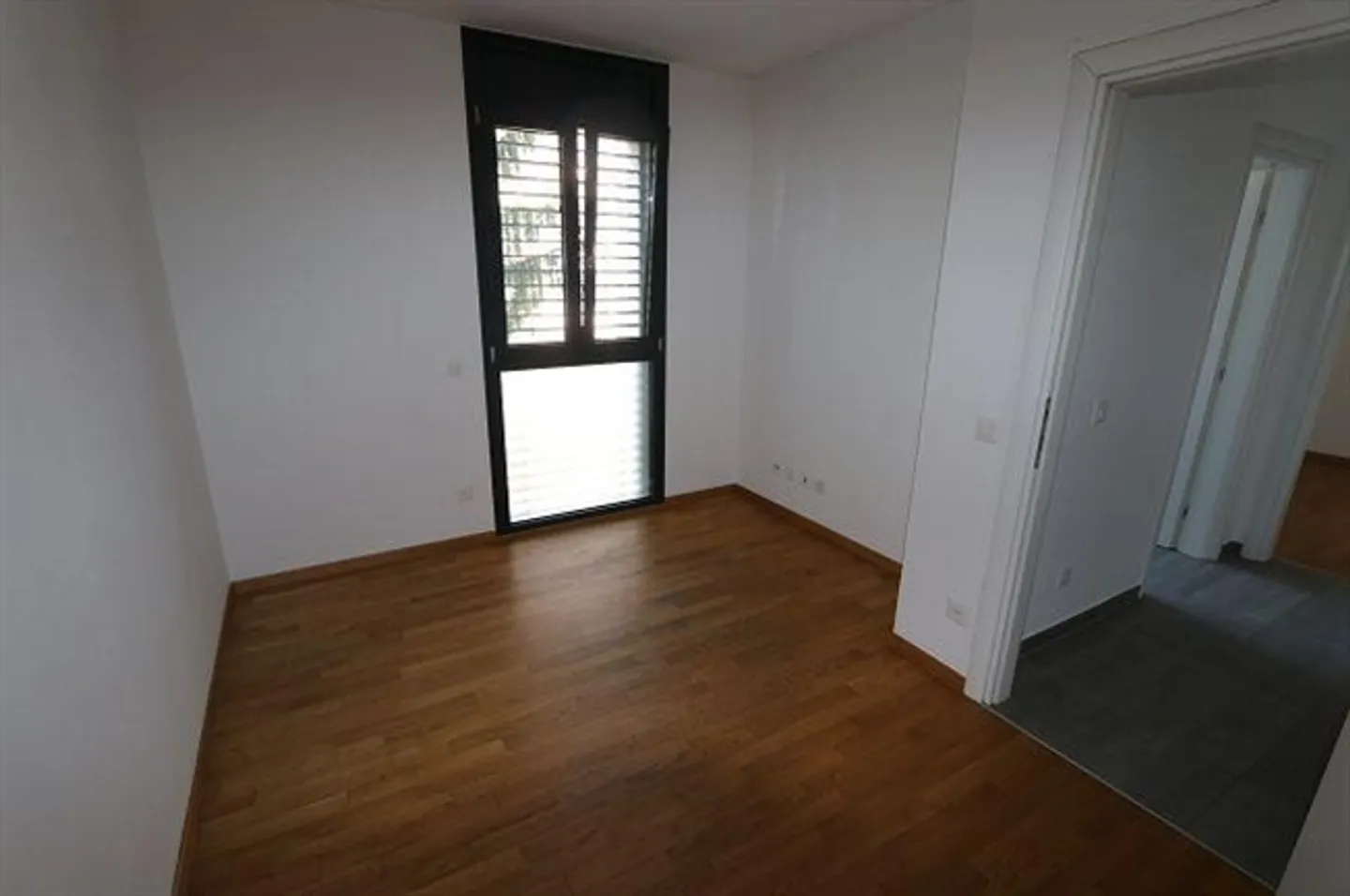 Appartement de 4 1/2 pièces au 4ème étage dans un emplacement calme et ensoleillé avec belle vue - Photo 8 sur 20