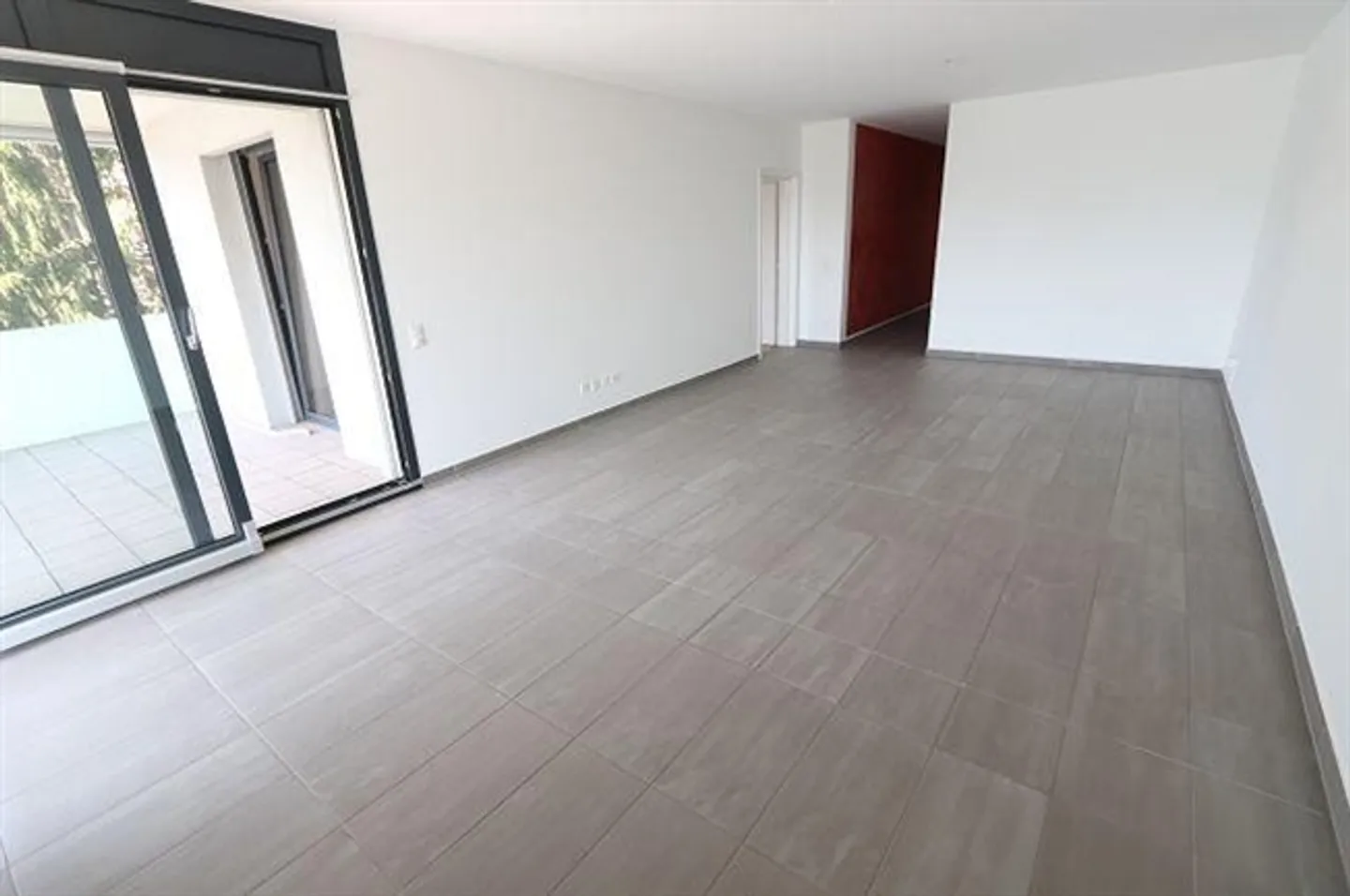 Appartement de 4 1/2 pièces au 4ème étage dans un emplacement calme et ensoleillé avec belle vue - Photo 2 sur 20