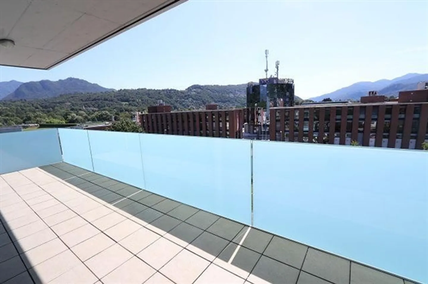 Appartement de 4 1/2 pièces au 4ème étage dans un emplacement calme et ensoleillé avec belle vue - Photo 13 sur 20