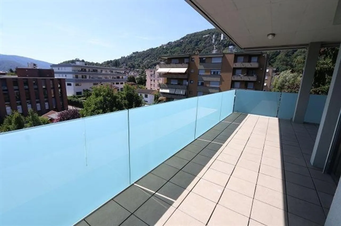 Appartement de 4 1/2 pièces au 4ème étage dans un emplacement calme et ensoleillé avec belle vue - Photo 14 sur 20