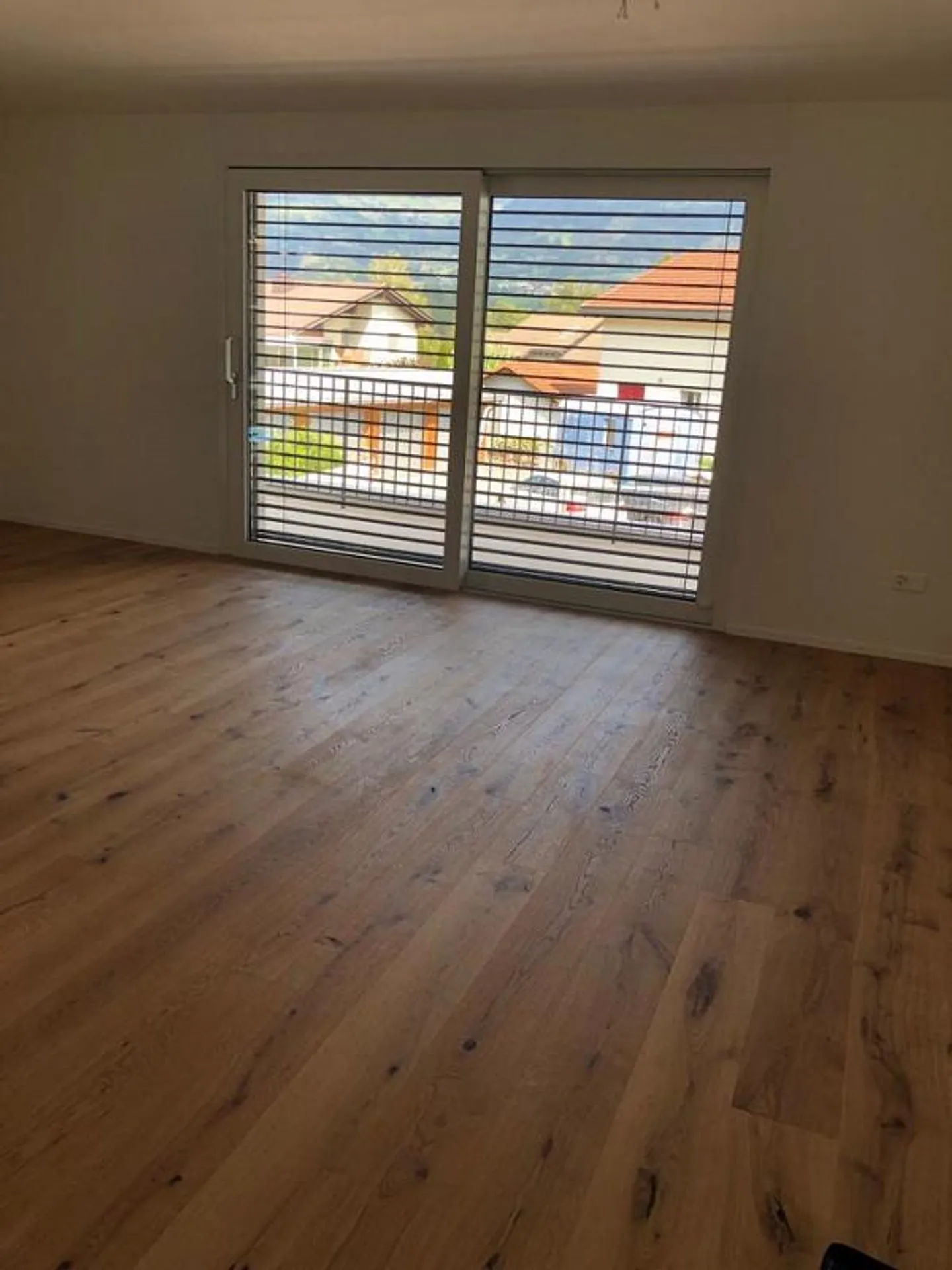 Cercasi nuovo inquilino per un moderno appartamento di 3,5 stanze (1° piano) a Cazis - Foto 2 di 8