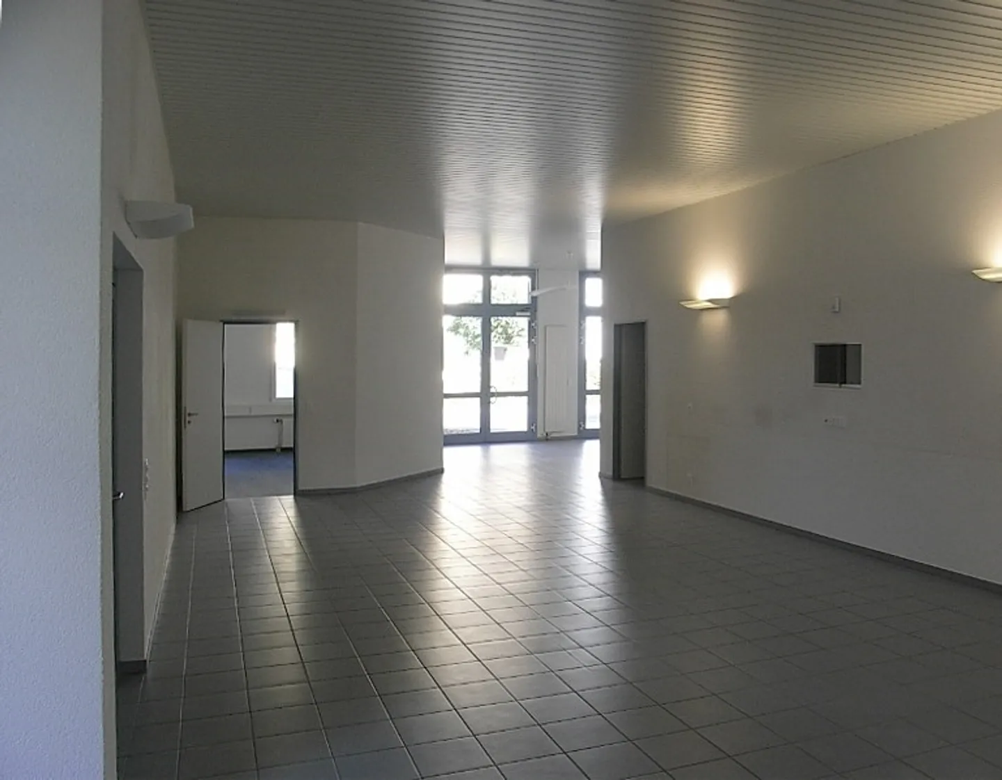 Conveniente: 330 m2 Ufficio-Commercio-Pratica-Vendita-Spazi Espositivi - Foto 9 di 17