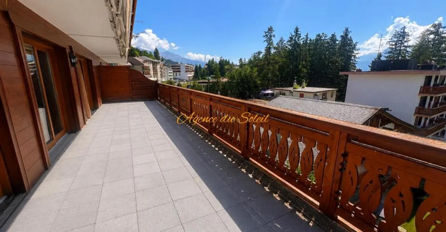 Im Herzen von Crans! Elegante 3,5-Zimmer-Wohnung mit großer nach Osten ausgerichteter Terrasse! - Foto 1 von 12