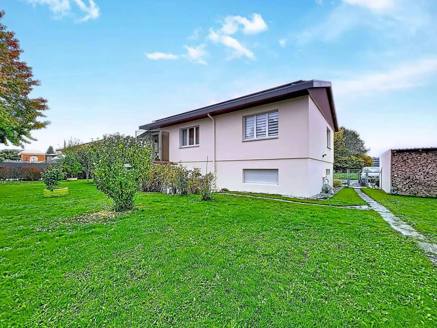 Charmante villa de 4.5 pièces, aménagée en 5.5 avec chambre supplémentaire - Photo 1 sur 13