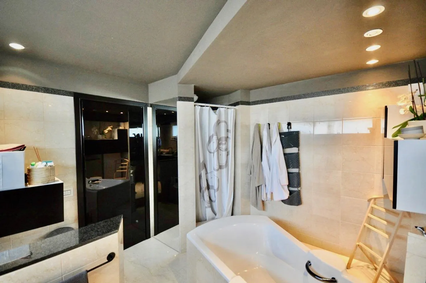 Villa prestigieuse avec piscine, vue panoramique sur le lac et les montagnes - Photo 16 sur 20