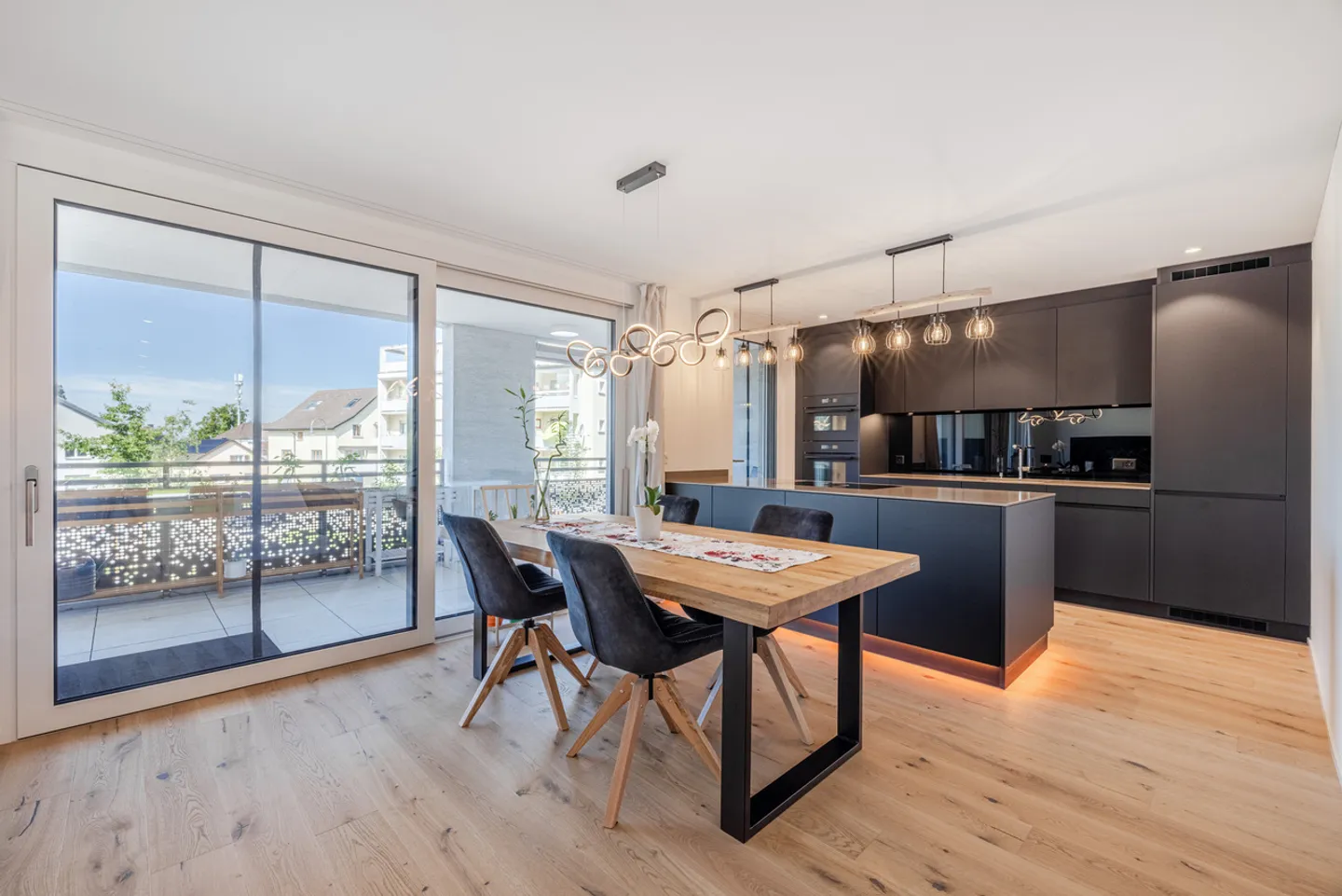 Spacious Apartment with Balconies - Photo 2 of 8