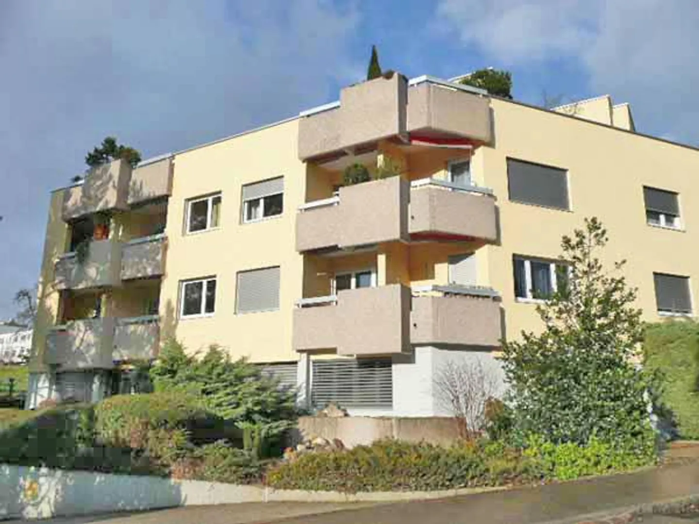 Espace de stationnement gratuit dans un endroit calme - Photo 1 sur 1