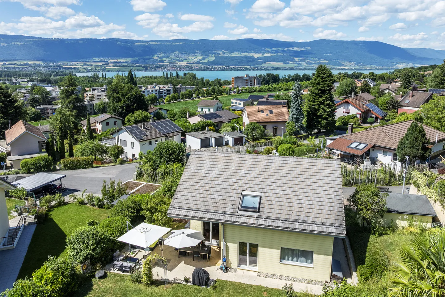 Villa individuelle avec 6,5 pièces dans un quartier résidentiel - Photo 1 sur 15