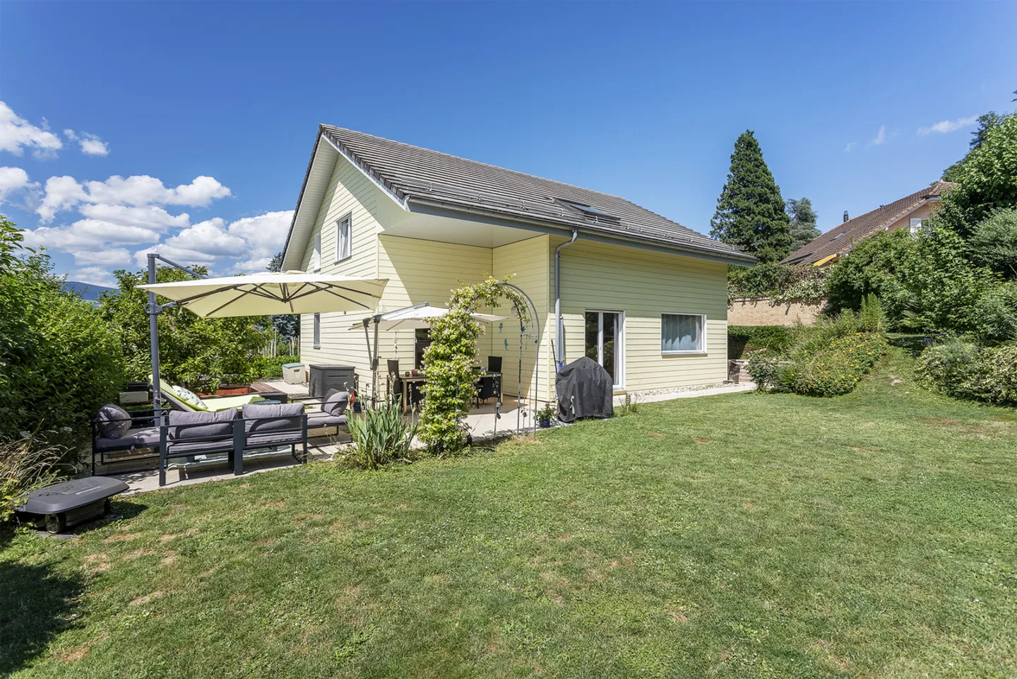 Villa individuelle avec 6,5 pièces dans un quartier résidentiel - Photo 2 sur 15