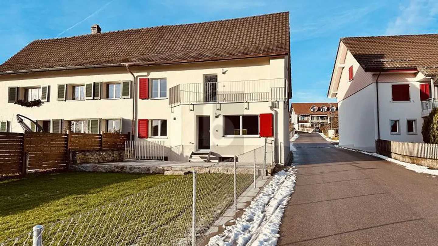 Charming Semi-Detached House - Photo 2 of 6