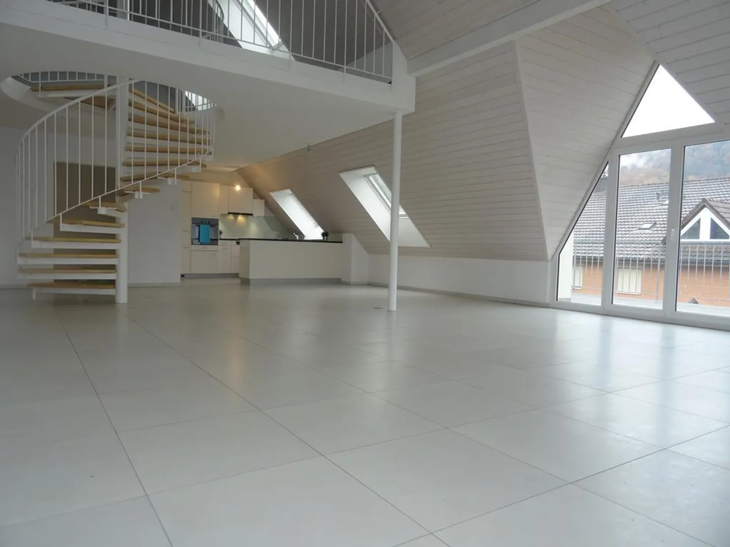 Moderne Wohnung mit grossem Balkon - Foto 2 von 12