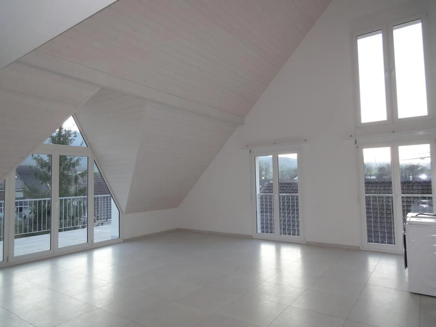 Moderne Wohnung mit grossem Balkon - Foto 3 von 12