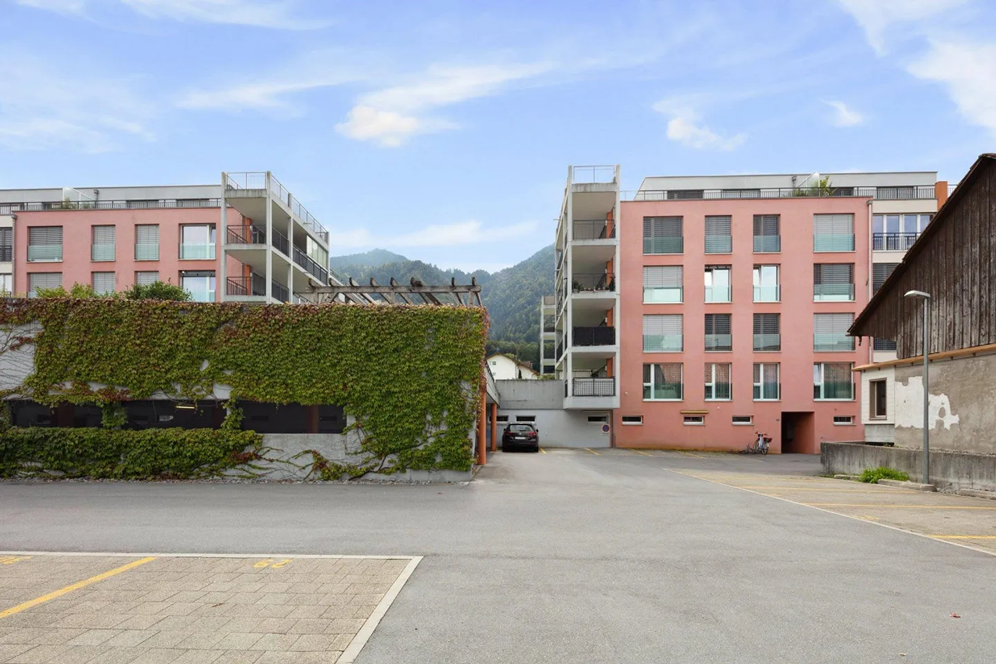 Place de parking disponible - Photo 1 sur 1