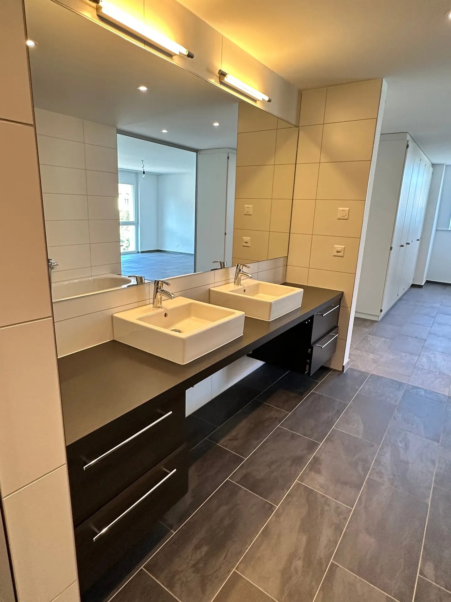 Ampio appartamento attico di 4,5 locali con grande balcone a Maisprach (BL) - Foto 6 di 18