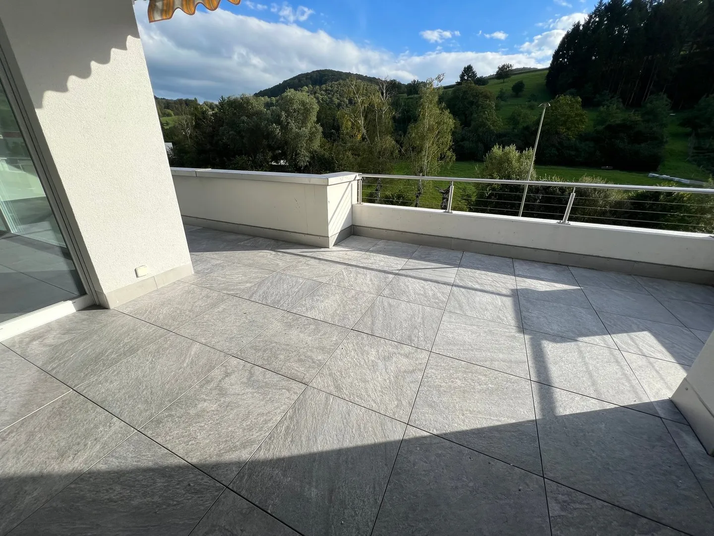 Ampio appartamento attico di 4,5 locali con grande balcone a Maisprach (BL) - Foto 4 di 18