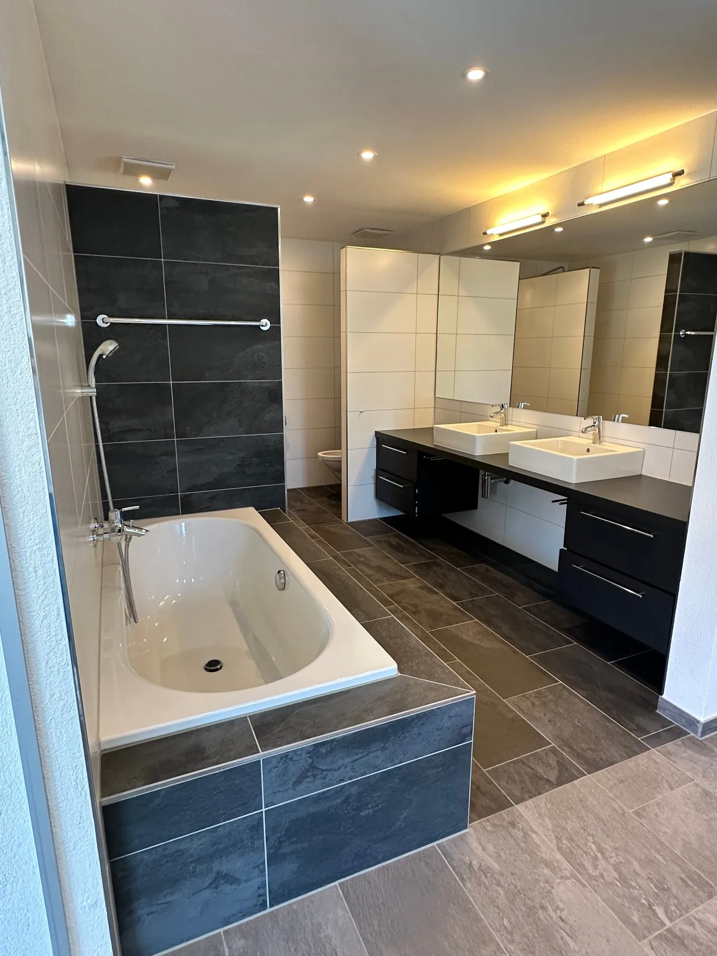 Ampio appartamento attico di 4,5 locali con grande balcone a Maisprach (BL) - Foto 7 di 18