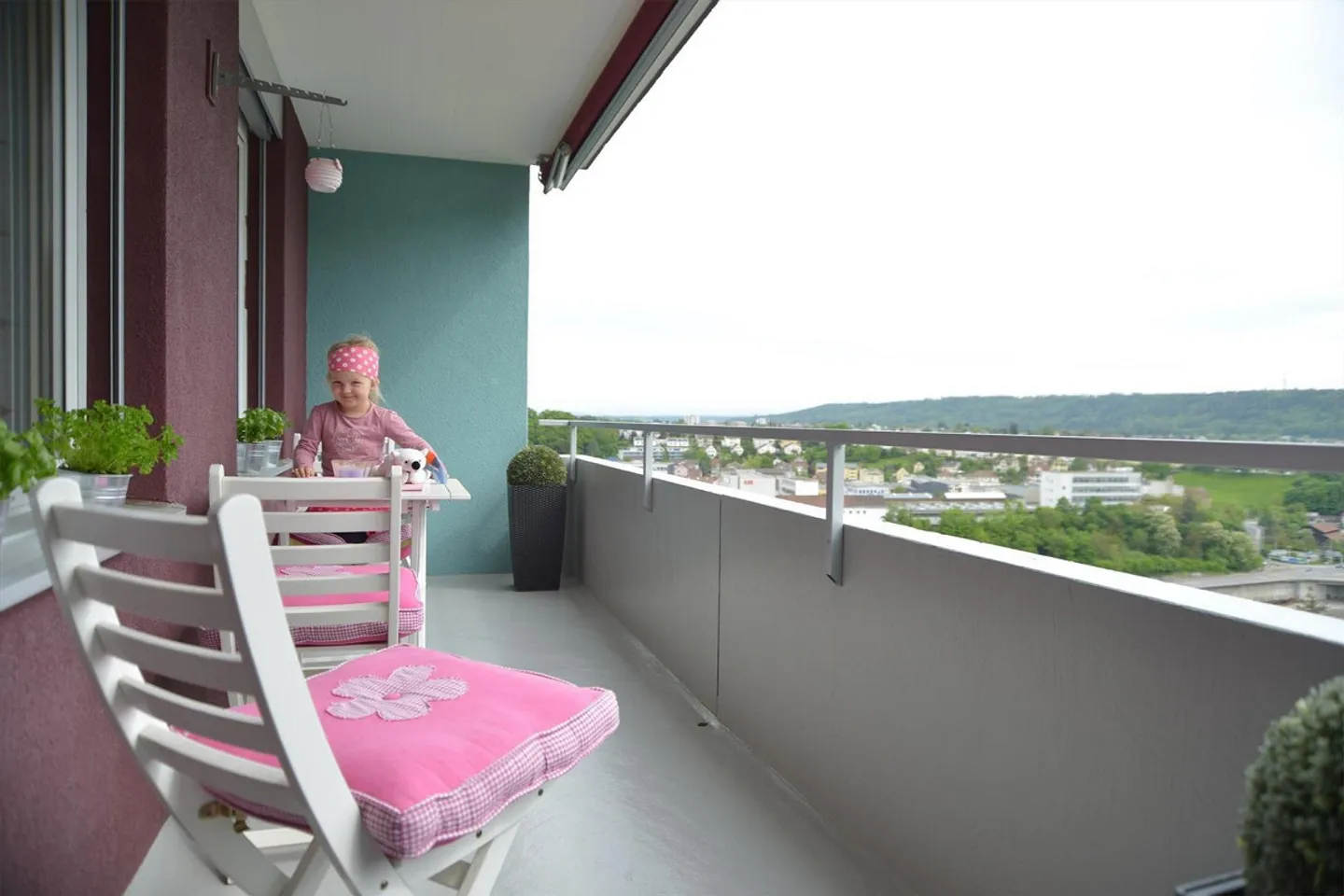 Pretty apartment seeks new family - Photo 8 of 10