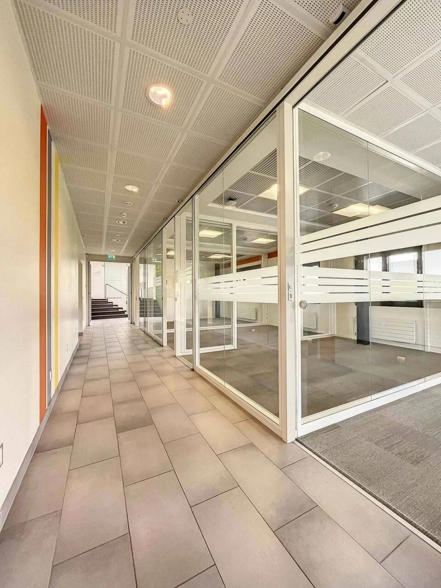Gemischt genutztes Gebäude von 1.400 m2 zu vermieten - Foto 7 von 13