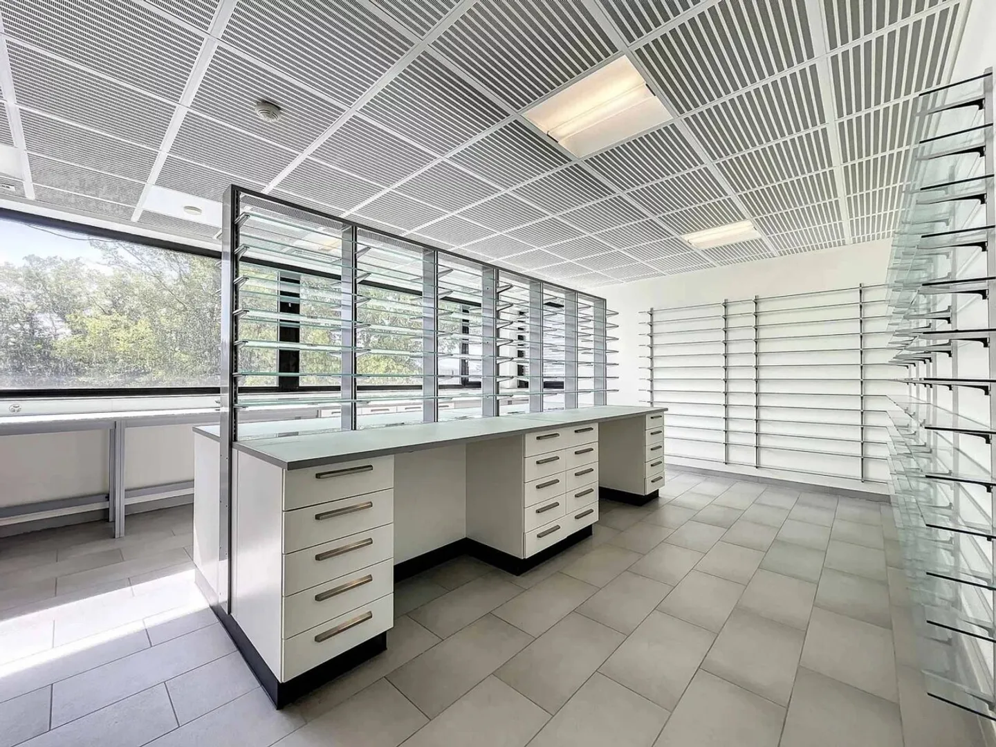 Gemischt genutztes Gebäude von 1.400 m2 zu vermieten - Foto 9 von 13