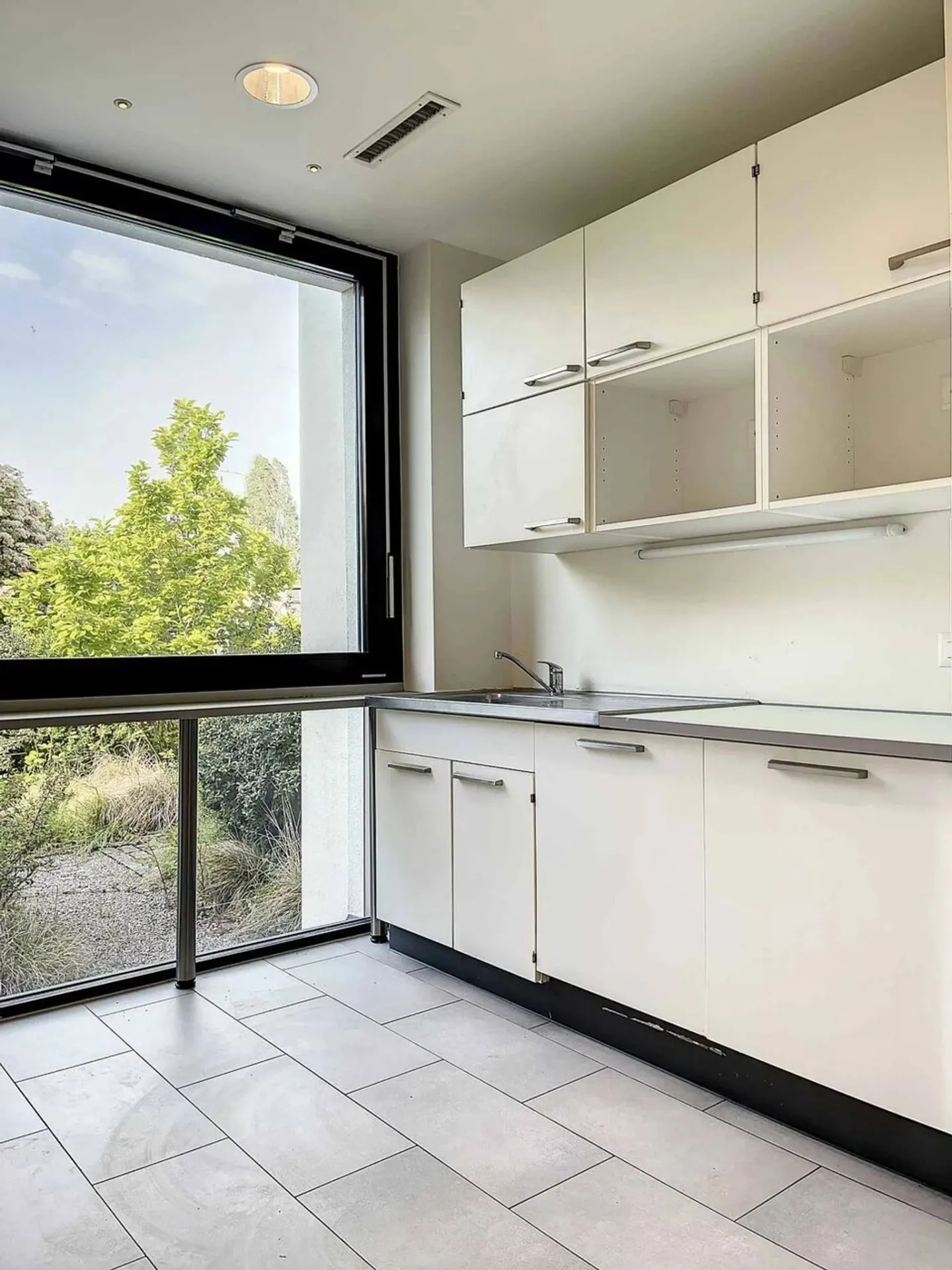 Gemischt genutztes Gebäude von 1.400 m2 zu vermieten - Foto 4 von 13