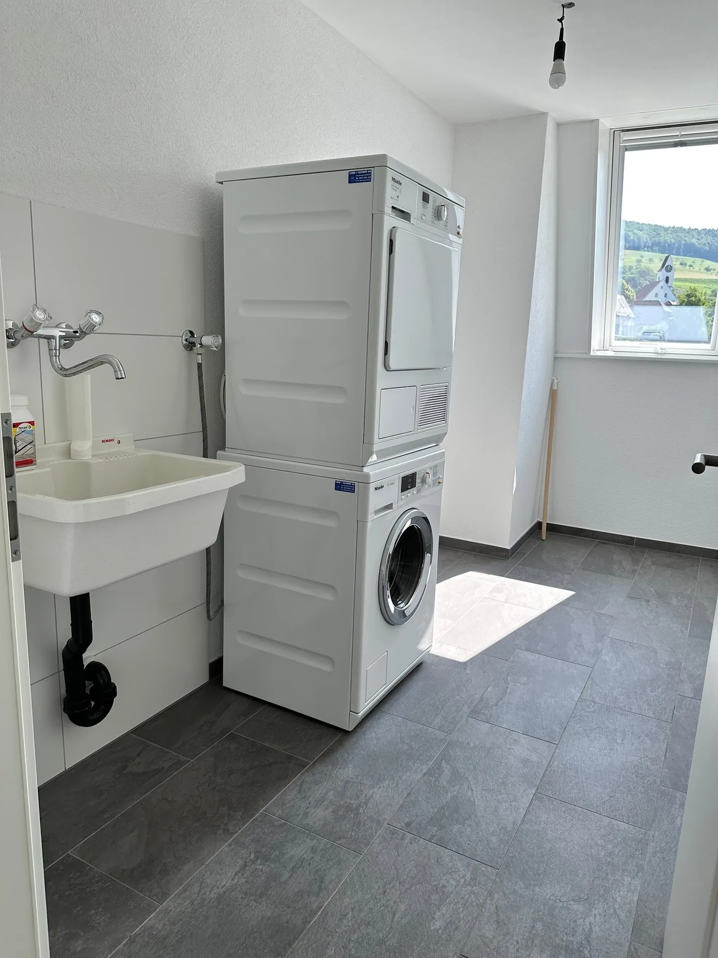 Ampio appartamento attico di 4,5 locali con grande balcone a Maisprach (BL) - Foto 11 di 18