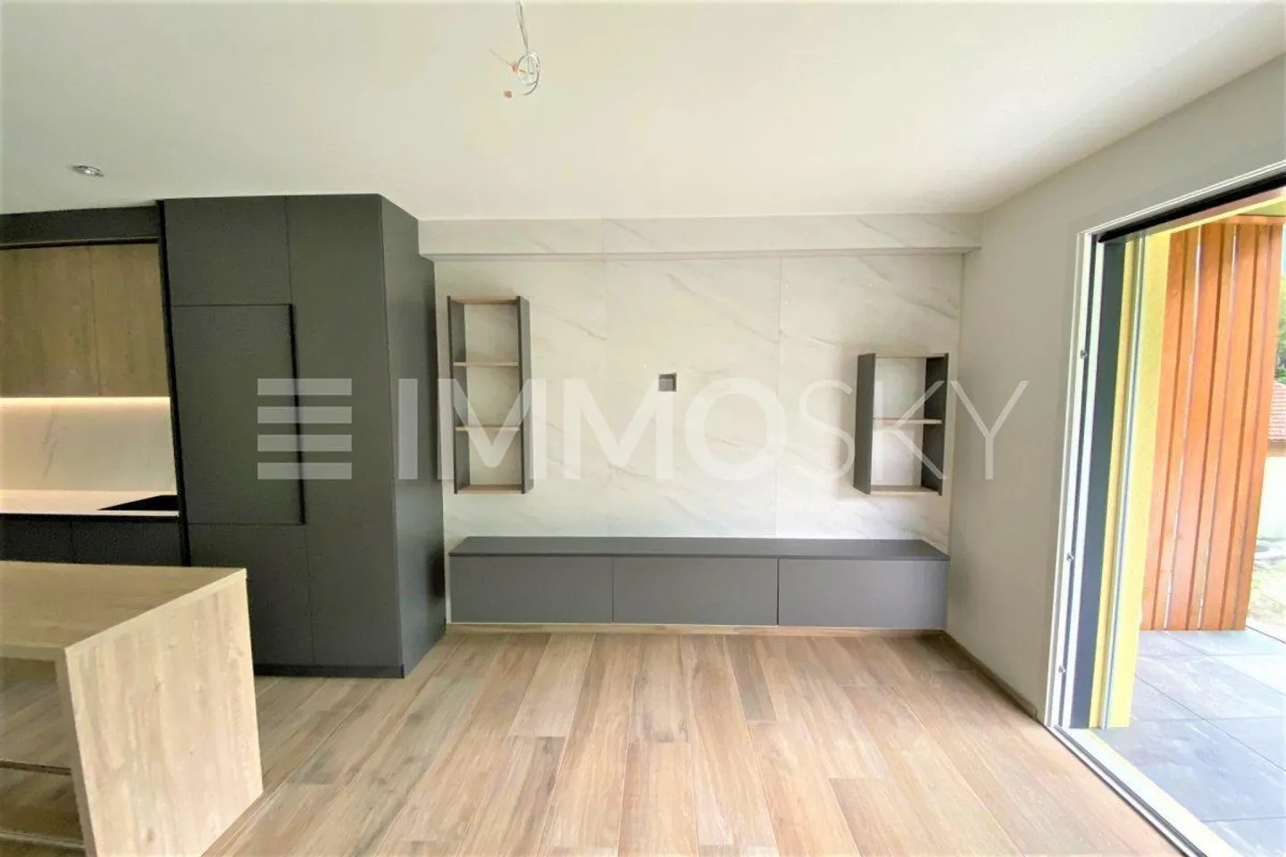 Elegant in strategischer Lage mit Flussblick - Foto 4 von 5