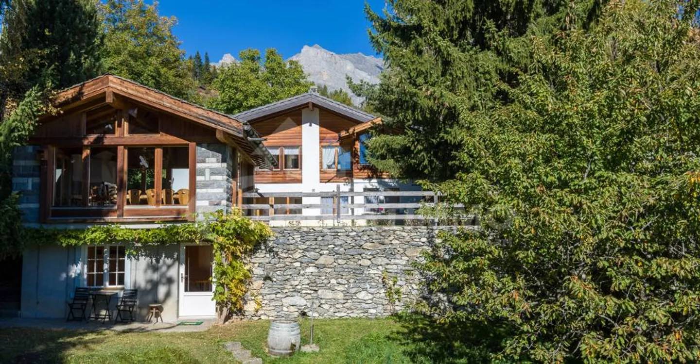 ESCLUSIVITÀ, GRANDE CHALET CON 2 APPARTAMENTI E TERRENO EDIFICABILE - Foto 1 di 11