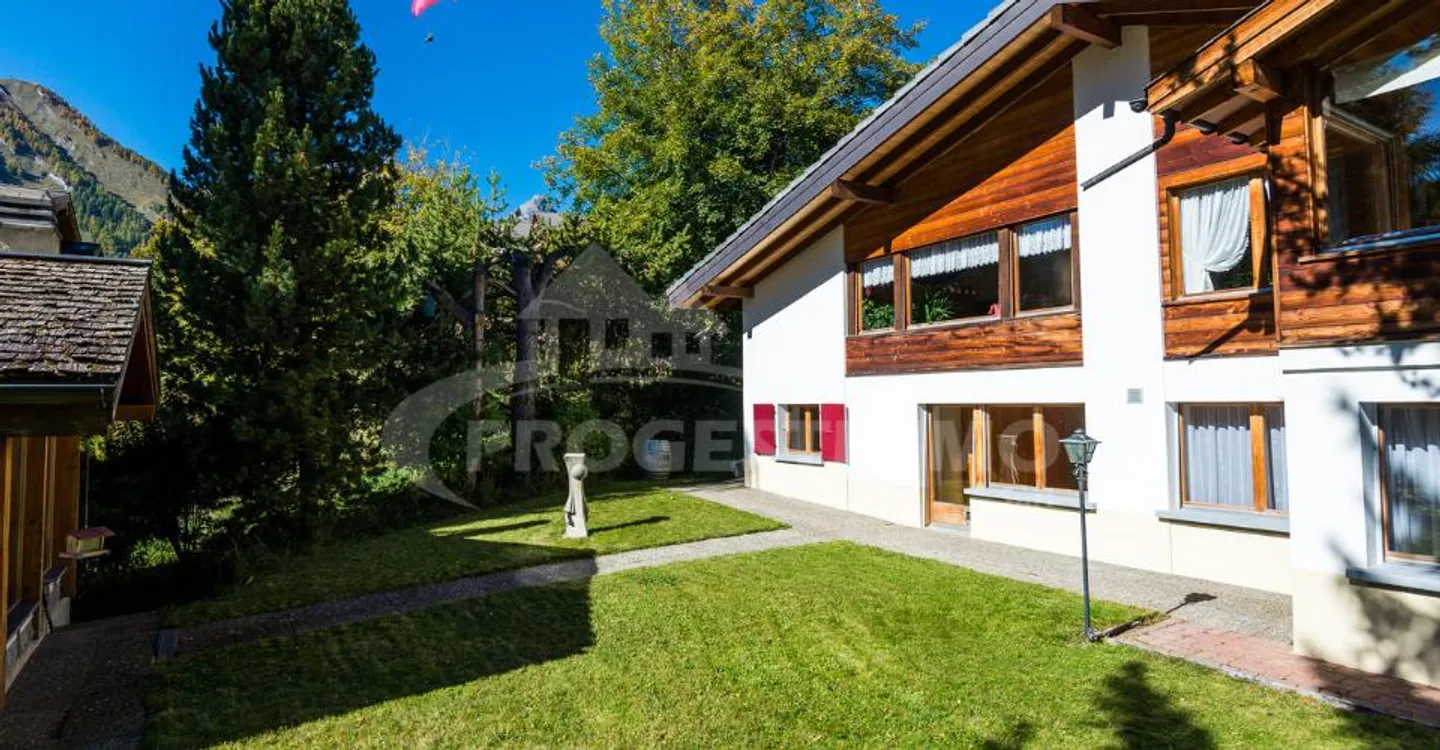 ESCLUSIVITÀ, GRANDE CHALET CON 2 APPARTAMENTI E TERRENO EDIFICABILE - Foto 2 di 11