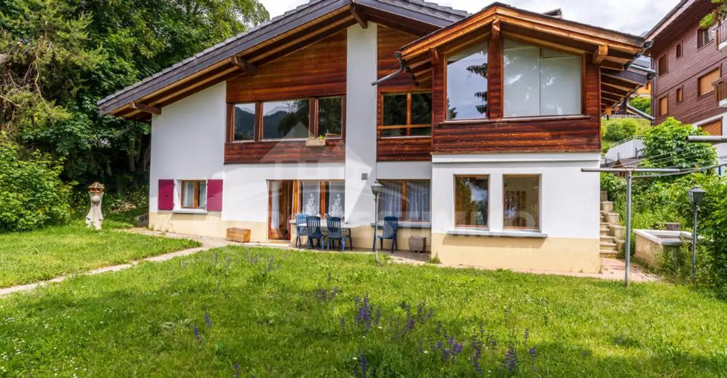 ESCLUSIVITÀ, GRANDE CHALET CON 2 APPARTAMENTI E TERRENO EDIFICABILE - Foto 3 di 11
