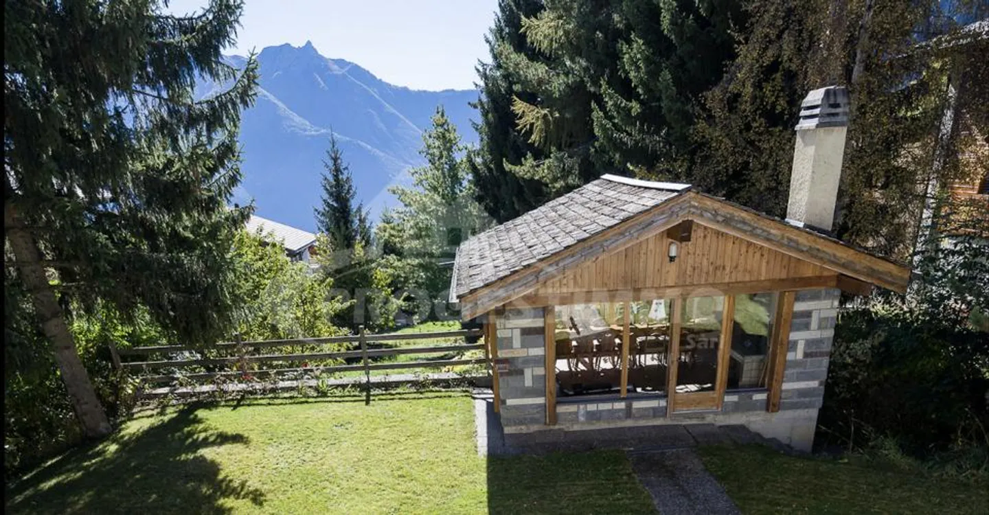 ESCLUSIVITÀ, GRANDE CHALET CON 2 APPARTAMENTI E TERRENO EDIFICABILE - Foto 4 di 11