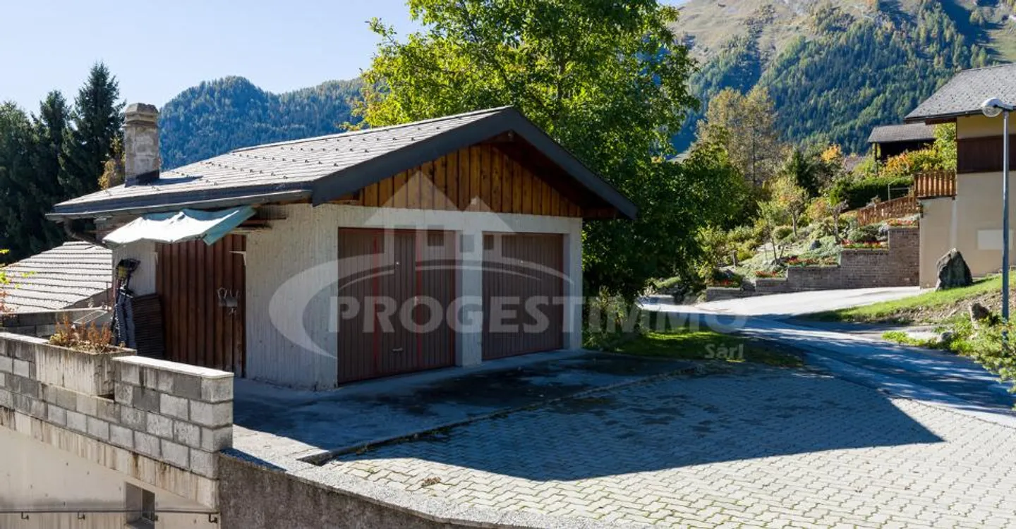 ESCLUSIVITÀ, GRANDE CHALET CON 2 APPARTAMENTI E TERRENO EDIFICABILE - Foto 5 di 11