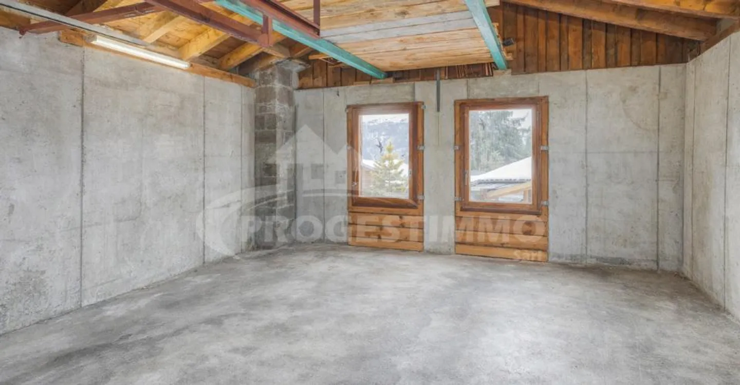 ESCLUSIVITÀ, GRANDE CHALET CON 2 APPARTAMENTI E TERRENO EDIFICABILE - Foto 9 di 11