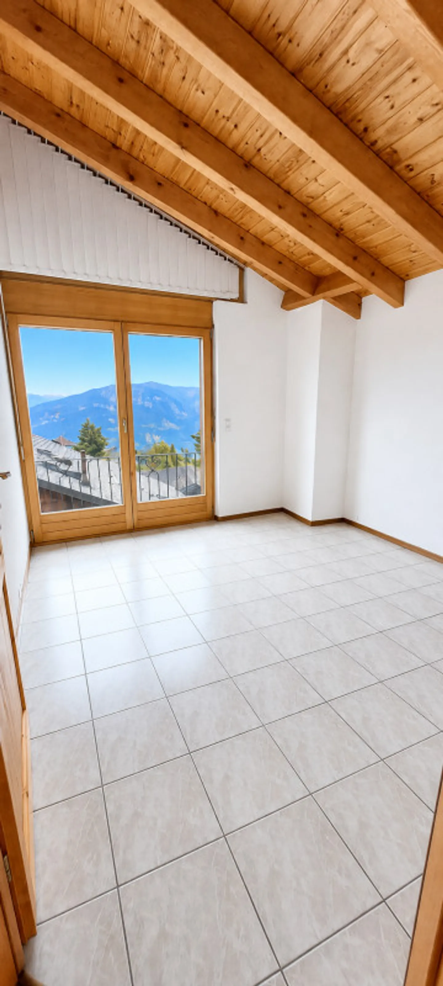 For rent - Superb family house with 6.5 rooms and terrace in the heart of Lens - Photo 8 of 15
