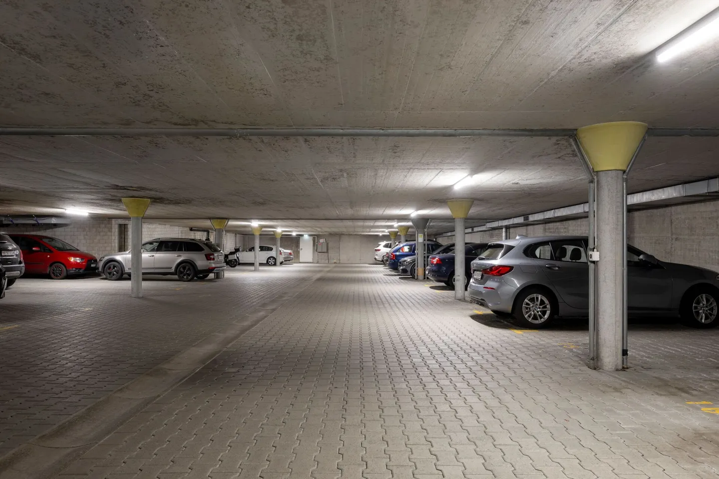 Ideally located at A1 Mägenwil; large parking spaces with very good access - Photo 1 of 3
