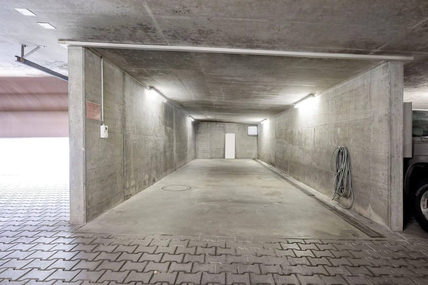 Ideally located at A1 Mägenwil; large parking spaces with very good access - Photo 2 of 3