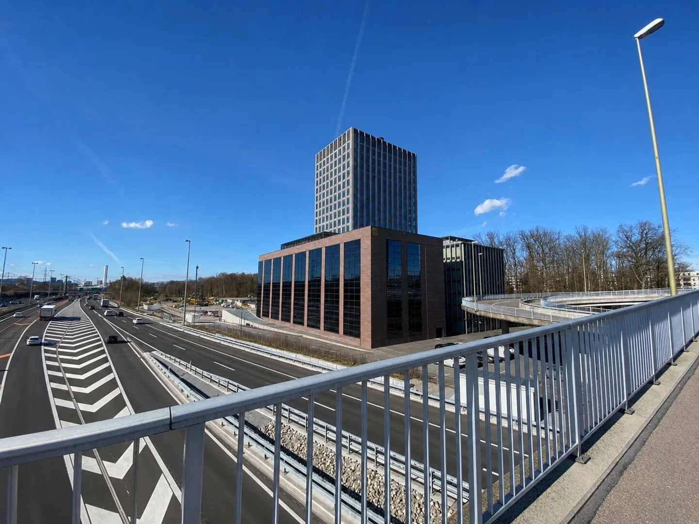 Bureaux et espaces de showroom exclusifs avec ascenseur à voiture jusqu'à 5 700 m² - Photo 2 sur 10