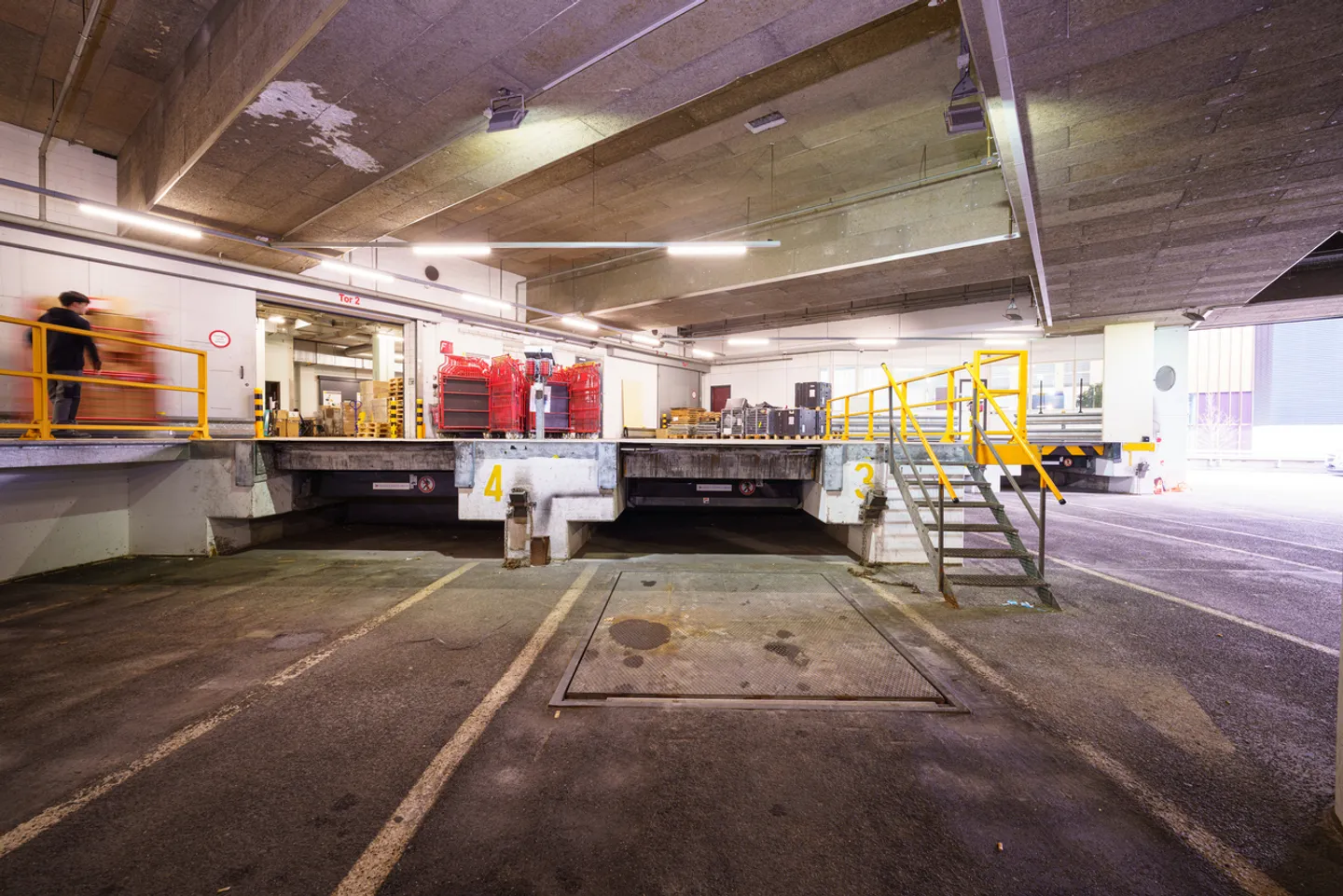 Area logistica con magazzino a scaffalatura alta vicino all'autostrada A3 - Foto 8 di 25
