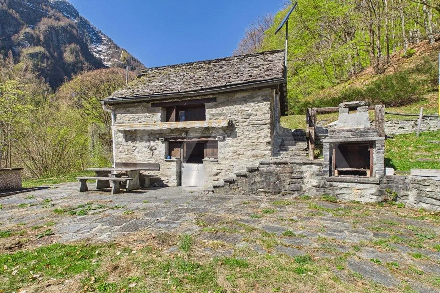 Small rustic immersed in nature in Campo Vallemaggia - Photo 3 of 13