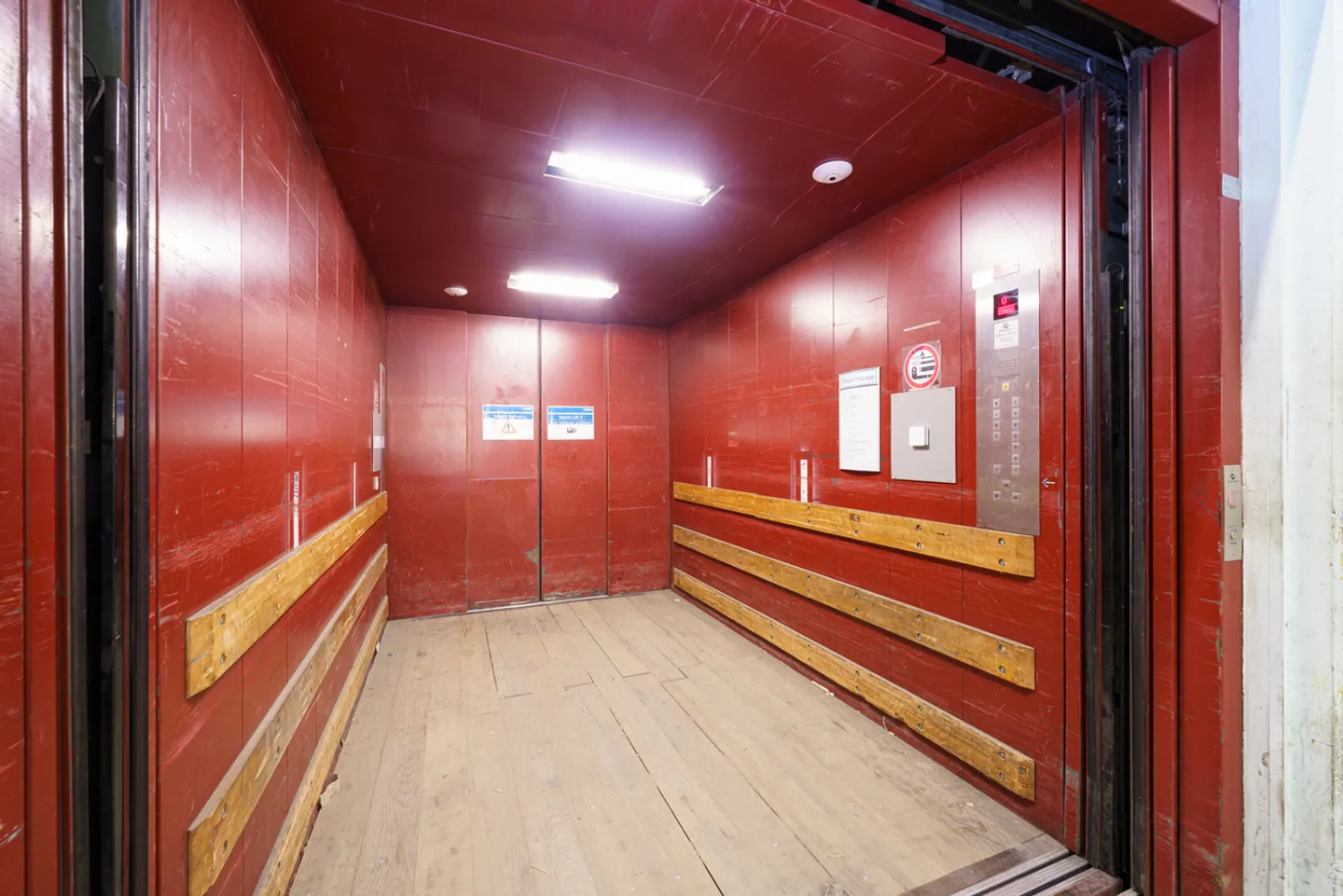 Area logistica con magazzino a scaffalatura alta vicino all'autostrada A3 - Foto 20 di 25