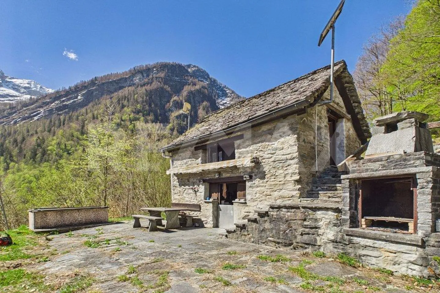 Small rustic immersed in nature in Campo Vallemaggia - Photo 2 of 13