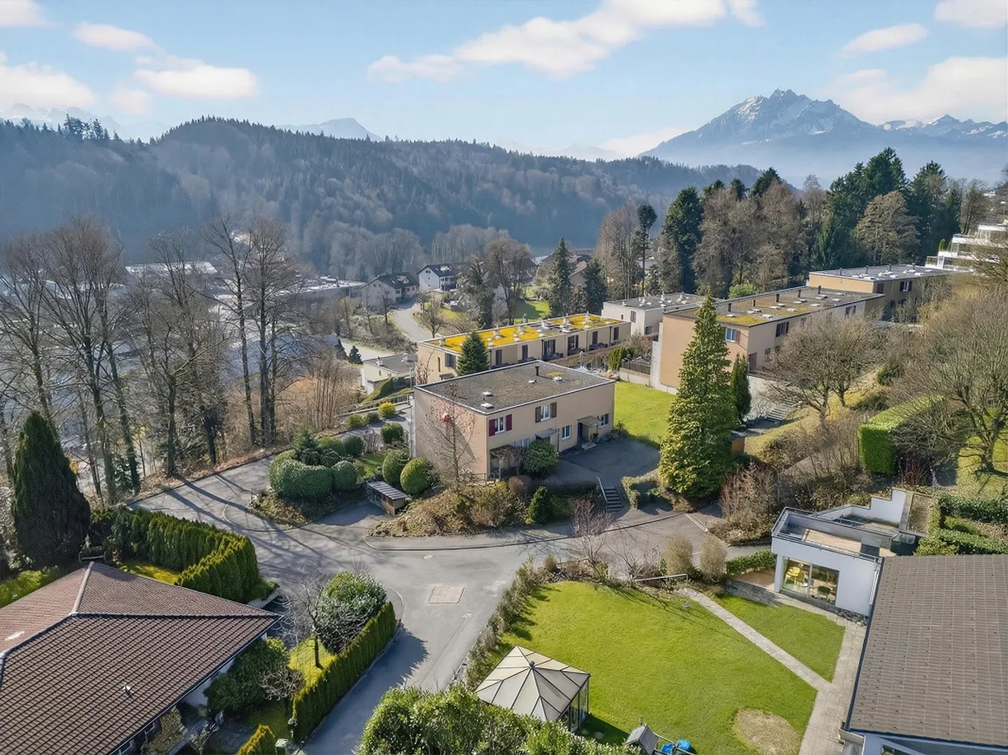 4.5 Room Corner House – Quiet & Sunny with Development Potential - Photo 6 of 6